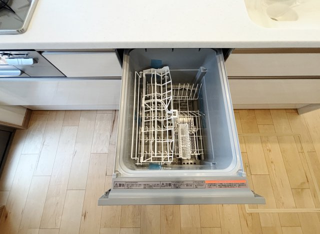 練馬区小竹町1丁目 限定1棟のキッチン|食後の片づけに便利な食器洗乾燥機