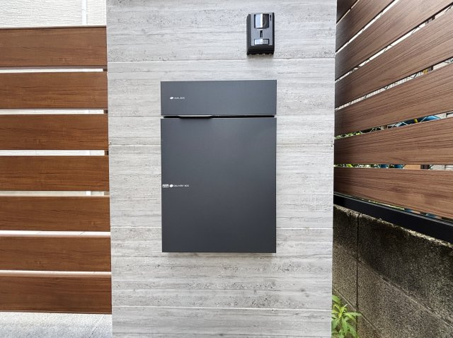 練馬区小竹町1丁目 限定1棟の玄関|お留守がちなご家庭に便利な宅配ボックスを設置しています