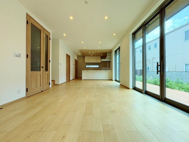 練馬区小竹町1丁目 限定1棟の居間・リビング|1階リビングは20.5帖のプレミアムな大空間
天井高2.6ｍ　オープンウィンの窓を採用しウッドデッキ付のお庭に繋がり開放感溢れる仕上がりです
足元から暖かい床暖房を完備