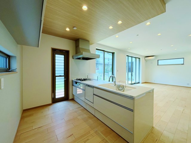 練馬区小竹町1丁目 限定1棟のキッチン|デザイン性と機能性を兼備えたお洒落なオープンキッチン！
お手入れがしやすく、小さなお子様がいるご家庭にも安心なIHコンロ
食洗機・ビルトイン浄水器付