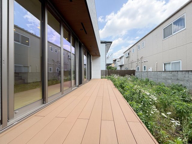 練馬区小竹町1丁目 限定1棟の庭|南向きの広々としたお庭は約10坪
ウッドデッキも2ｍ×9.2ｍありお天気の良い日は屋外リビングとしてお使いいただくことも可能です