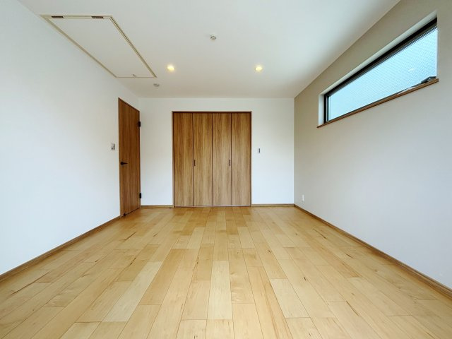 練馬区小竹町1丁目 限定1棟の洋室|2階7.9帖洋室
主寝室にもピッタリな広々とした居室
南向きのワイドバルコニーに面し陽当り良好です♪
WIC＋グルニエ付のお部屋です