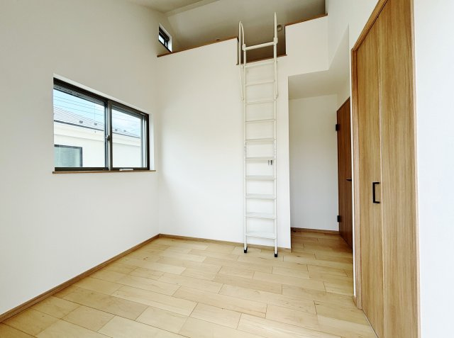 練馬区小竹町1丁目 限定1棟の洋室|2階4.6帖洋室は南東側に設けた大きな掃き出し窓からバルコニーに動線がつながります
季節衣類などの収納に便利なロフトつきです