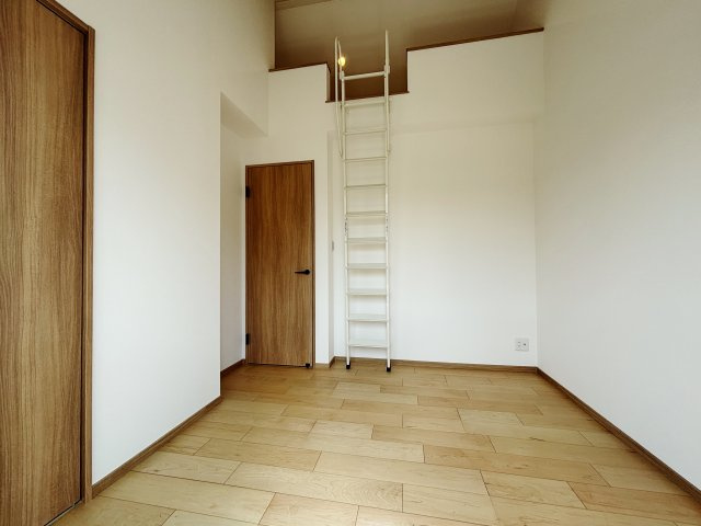 練馬区小竹町1丁目 限定1棟の洋室|2階4.4帖洋室は南東側に設けた大きな掃き出し窓からバルコニーに動線がつながります
季節衣類などの収納に便利なロフトつきです