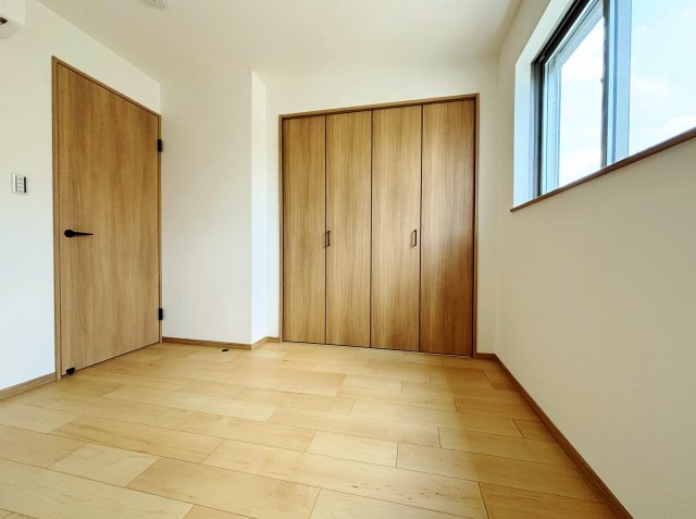 練馬区小竹町1丁目 限定1棟の洋室|2階4.7帖洋室は2面開口の明るく快適なお部屋です
整形なお部屋なので家具のレイアウトもしやすいです
壁面ワイドな収納が魅力的です