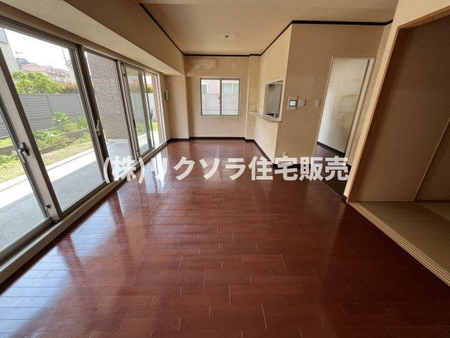 グランスイート香里園の居間・リビング|LDK19.1帖
■物件内覧・資金計画相談・住宅ローン相談、リフォーム相談、お問合せ受付中■
※当日・翌日のご内覧、ご相談はお電話でのお問合せがスムーズです！