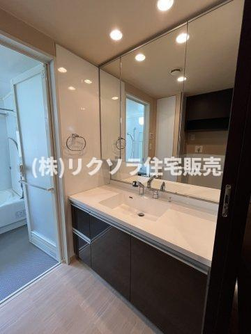 グランスイート香里園の独立洗面台|大きいタイプの三面鏡付き独立洗面台
■物件内覧・資金計画相談・住宅ローン相談、リフォーム相談、お問合せ受付中■
※当日・翌日のご内覧、ご相談はお電話でのお問合せがスムーズです！