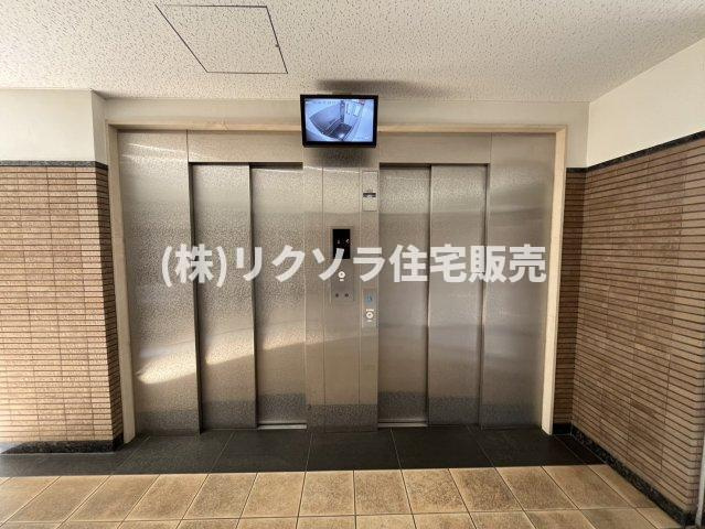 グランスイート香里園のその他共用部分|エレベーター2基　防犯カメラ付き
■物件内覧・資金計画相談・住宅ローン相談、リフォーム相談、お問合せ受付中■
※当日・翌日のご内覧、ご相談はお電話でのお問合せがスムーズです！