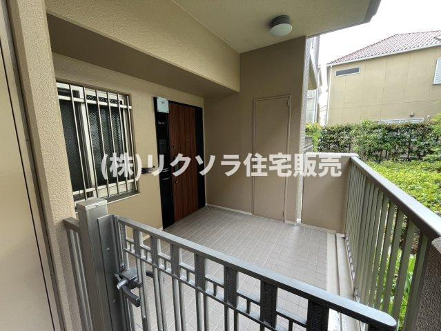 グランスイート香里園の玄関|広々ポーチ付き
■物件内覧・資金計画相談・住宅ローン相談、リフォーム相談、お問合せ受付中■
※当日・翌日のご内覧、ご相談はお電話でのお問合せがスムーズです！