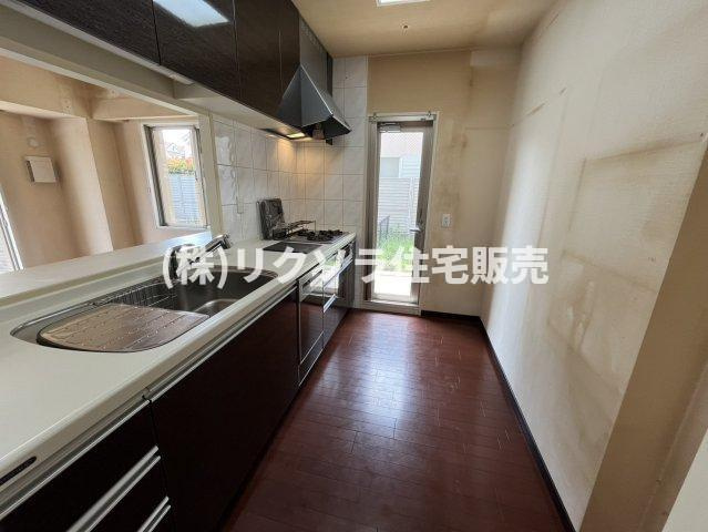 グランスイート香里園のキッチン|庭に出られる扉付き
■物件内覧・資金計画相談・住宅ローン相談、リフォーム相談、お問合せ受付中■
※当日・翌日のご内覧、ご相談はお電話でのお問合せがスムーズです！