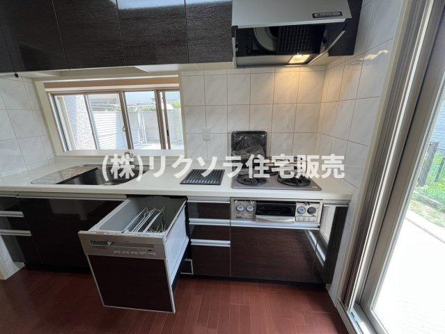 グランスイート香里園のキッチン|食洗機、ビルトイン三口コンロ付き
■物件内覧・資金計画相談・住宅ローン相談、リフォーム相談、お問合せ受付中■
※当日・翌日のご内覧、ご相談はお電話でのお問合せがスムーズです！