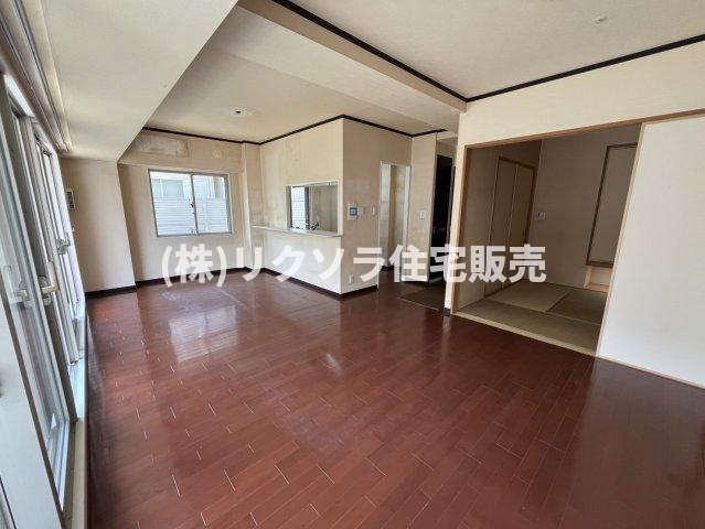 グランスイート香里園の居間・リビング|LDK19.1帖
■物件内覧・資金計画相談・住宅ローン相談、リフォーム相談、お問合せ受付中■
※当日・翌日のご内覧、ご相談はお電話でのお問合せがスムーズです！