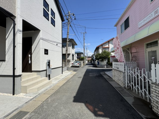 市川市曽谷７丁目新築戸建【曽谷小学校：6分】の前面道路含む現地写真|東側前面道路