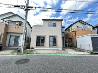 【外観】 | 忙しく過ぎゆく日常を置き去るほど、ゆったりした時間が流れる住環境♪♪『快適』は「家」と「街」と「環境」が調和した時に訪れるだと改めて感じさせてくれます。時間の経過と共に味わいが出る素敵な空間へ！！