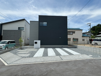 【駐車場】 | 新築　ルルーディア玉島柏島　3LDK | 駐車スペースは2台分の土間コンクリートを敷設済み。