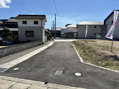 【前面道路含む現地写真】 | 新築　ルルーディア玉島柏島　3LDK | 敷地延長部分。