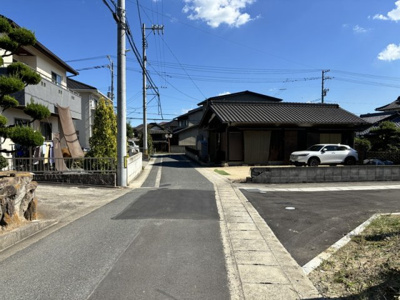 【前面道路含む現地写真】 | 新築　ルルーディア玉島柏島　3LDK | 進入路は幅員約4.1ｍ