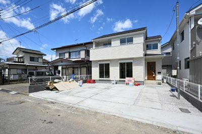 【外観】 | 太田市大原町第7　新築　一建設 | 青空に映える高級感のあるエクステリアです。
ぜひ一度ご見学ください！