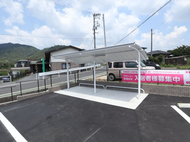 Hale ELUEKOの駐車場