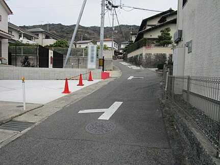 東区戸坂山根２丁目の前面道路含む現地写真