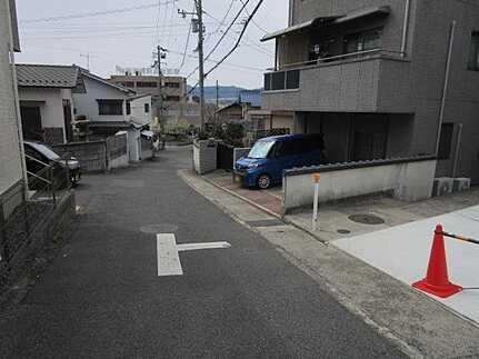 東区戸坂山根２丁目の前面道路含む現地写真