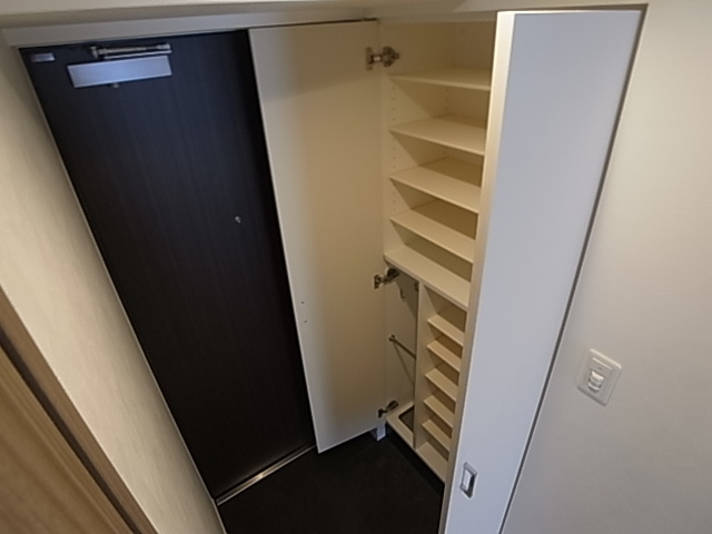 神戸市兵庫区本町１丁目の賃貸マンションの玄関|シューズボックス付き