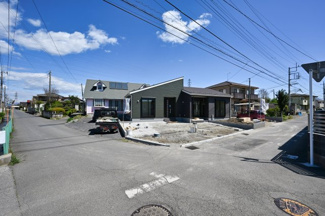 【前面道路含む現地写真】 | 南西角地の開放的な立地です！
平屋でも1日中陽が当たる明るい物件です！