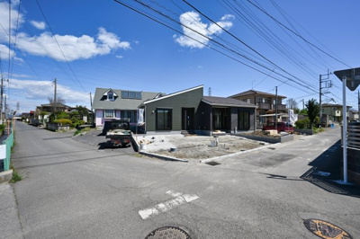 【前面道路含む現地写真】 | 太田第12由良町　一建設　2号棟 | 南西角地の開放的な立地です！
平屋でも1日中陽が当たる明るい物件です！