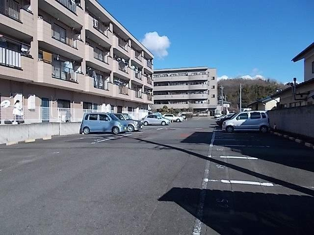 ニューマリッチ石川壱号館の駐車場