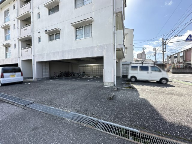 メゾンスピナッチの駐車場