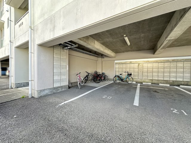 メゾンスピナッチの駐車場