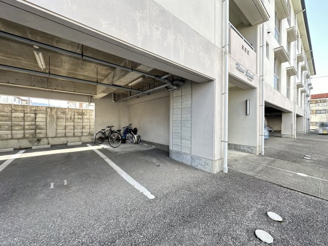 メゾンスピナッチの駐車場