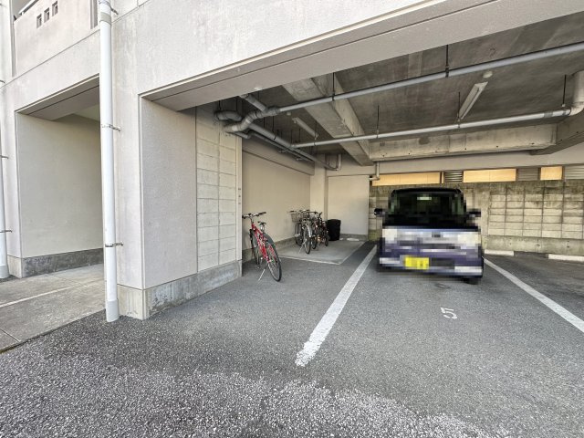 メゾンスピナッチの駐車場