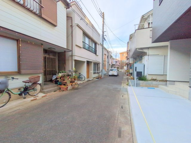 富士見市水谷東３丁目の新築一戸建の前面道路含む現地写真|西側約4ｍ
閑静な住宅街で住環境良好です。
