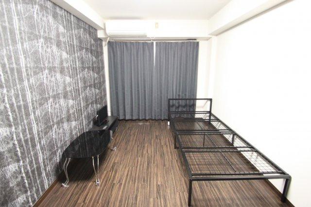 メゾンウィング ( 近畿大学 一人暮らし )の洋室|ベッド、ＴＶボード、ＴＶ、机が設置済