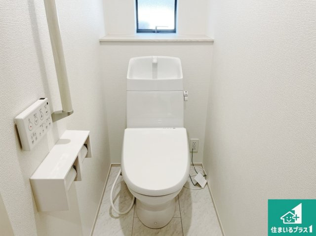 神戸市北区泉台　第4期　新築一戸建てのトイレ|1・2階の2ヶ所にあるので、朝の忙しい時間の順番待ちもなく、深夜の利用にも大変便利です。