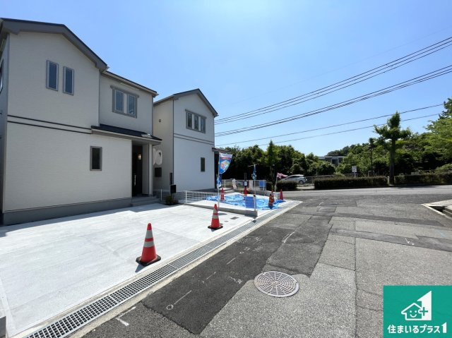 神戸市北区泉台　第4期　新築一戸建ての前面道路含む現地写真|周辺は閑静な住宅街！前面道路広々で車の出し入れも便利です。駐車が苦手な方でも安心して車庫入れできます！