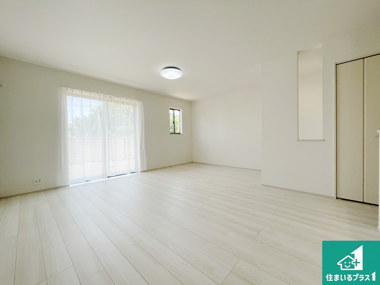 神戸市北区泉台　第4期　新築一戸建ての居間・リビング|日当たり良好の明るいリビングで朝の目覚めもスッキリできそう！対面キッチンでご家族のコミュニケーションも自然と増える設計！小さなお子様が遊ぶスペースを作っても広々とくつろげるLDK！