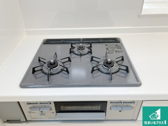 神戸市北区泉台　第4期　新築一戸建ての設備|ダブル高火力Ｓｉセンサー付きコンロ！３口あるので、まとめて料理をする時も大活躍！