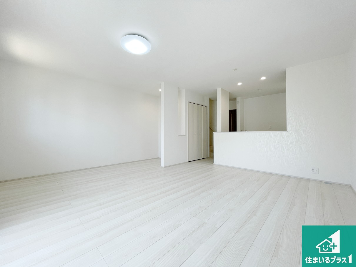 神戸市北区泉台　第4期　新築一戸建ての居間・リビング|子供を見守りながらお料理が出来るため家族のコミュニケーションか増えます♪スペースが広く確保されている為お子様が大きくなったときは一緒に料理を楽しめます♪