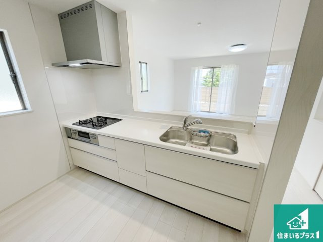 神戸市北区泉台　第4期　新築一戸建てのキッチン|リビングと統一感があり、使い勝手のいいキッチン。広々としているので、二人並んで作業が出来ちゃいます。お子様と一緒に色々なお料理に挑戦できるスペースがあります。