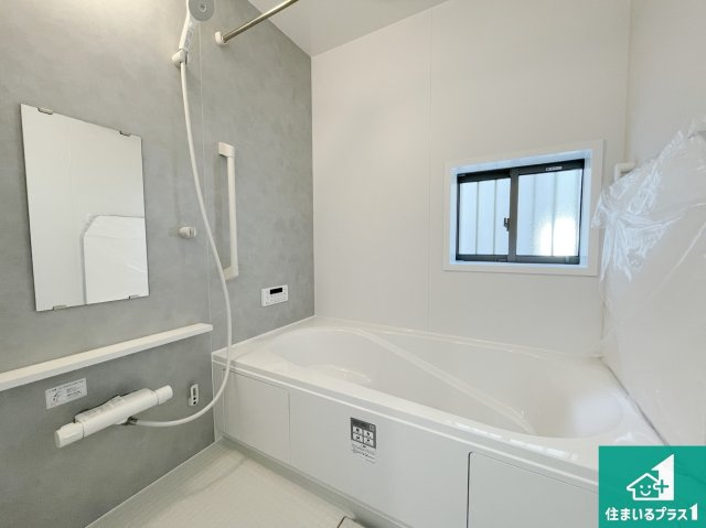 神戸市北区泉台　第4期　新築一戸建ての浴室|足をゆったり伸ばして寛げる浴槽です。窓が設けられていますので差し込む光が明るく穏やかな雰囲気にしてくれます♪浴室乾燥機も設置しているので、雨の日の洗濯物も安心です♪