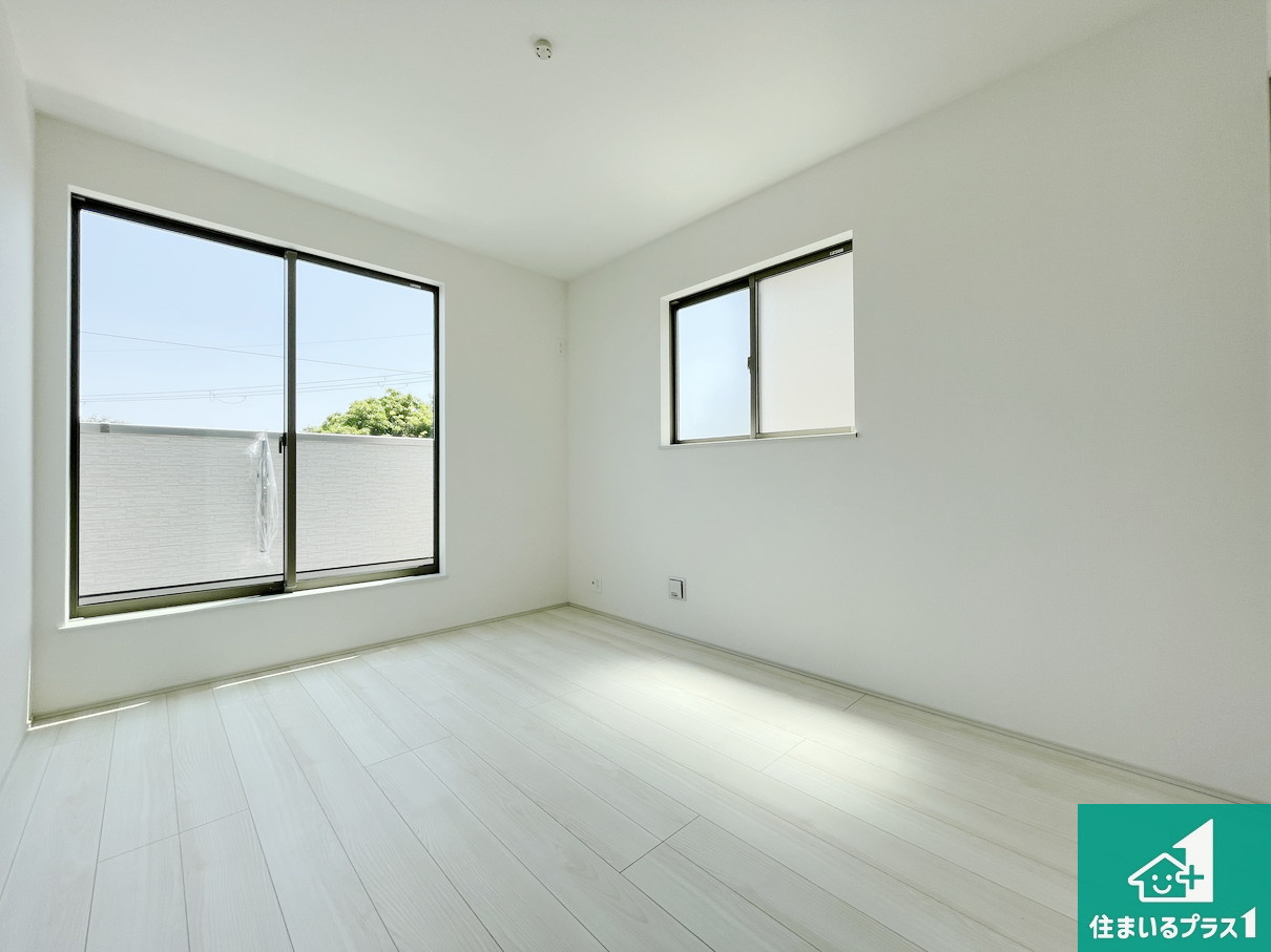 神戸市北区泉台　第4期　新築一戸建ての洋室|寝室は心地よい眠りについてもらいたくて、シンプルかつ開放的な空間な設計にしています！大きな窓から差し込む日が心地いいです♪