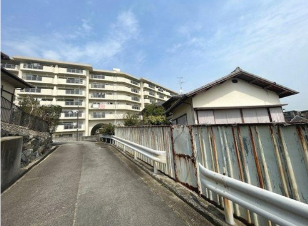 翠ヶ丘町 2号地 売土地の前面道路含む現地写真