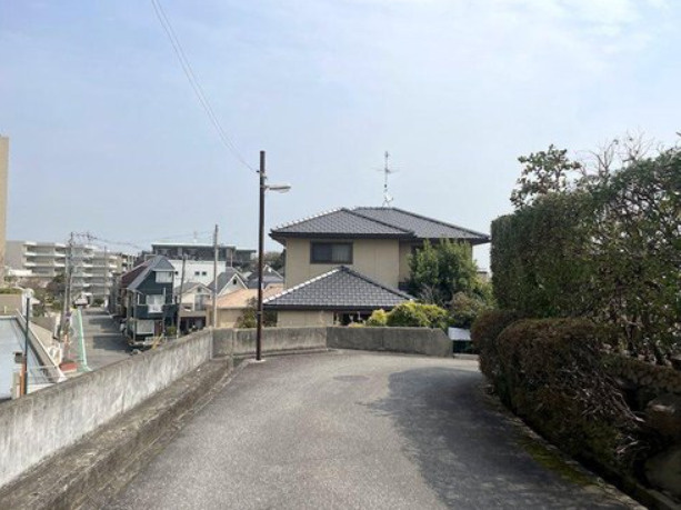 翠ヶ丘町 2号地 売土地の前面道路含む現地写真