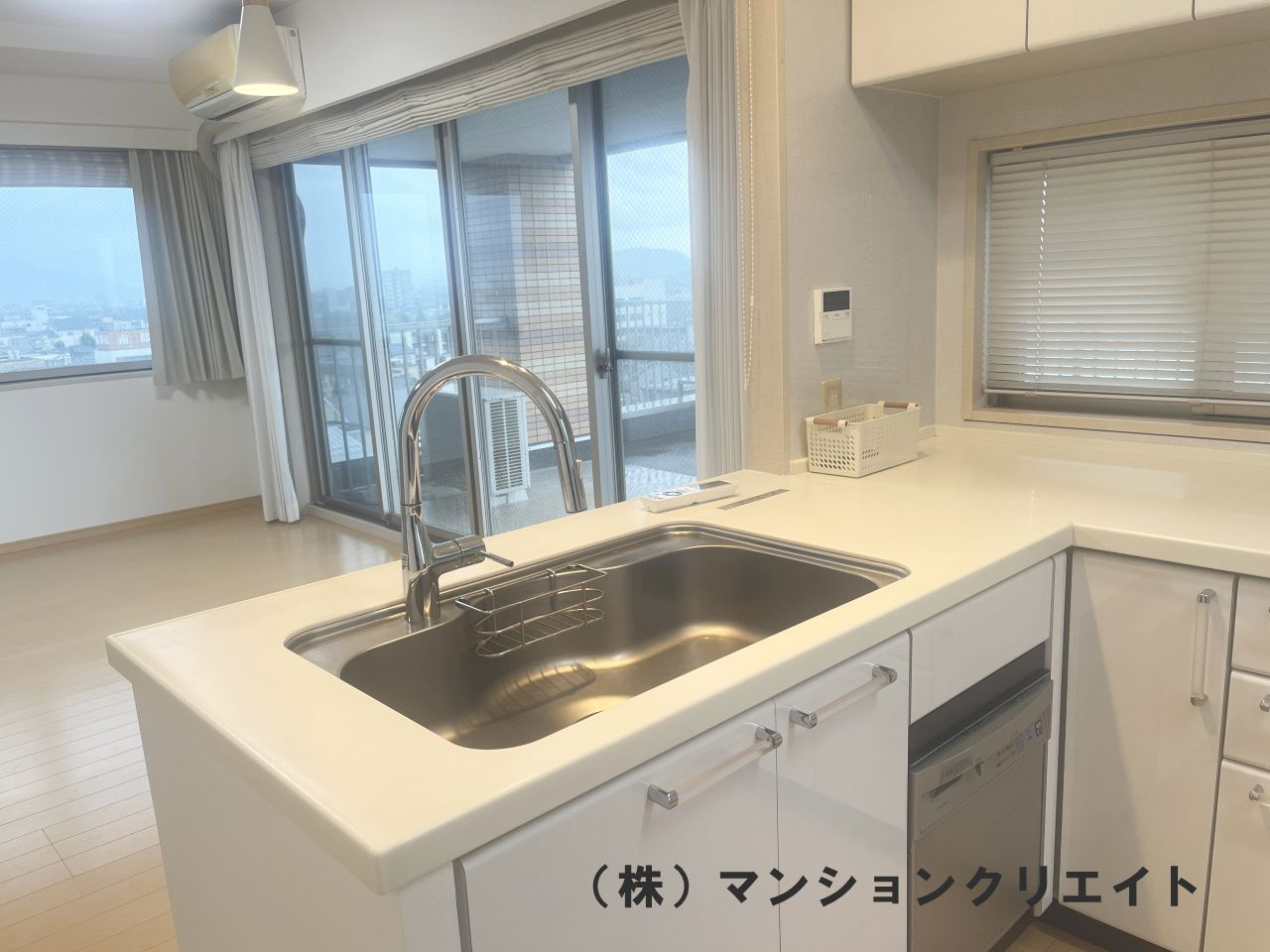 ブランシェ城東のキッチン|収納力のある白く明るいキッチンです。