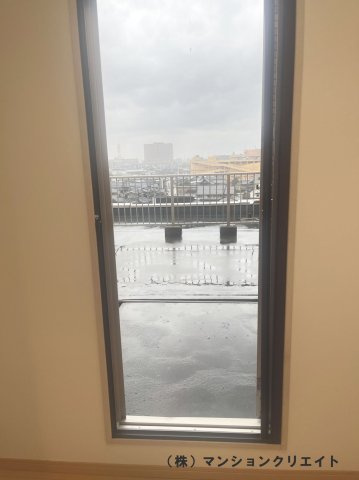 ブランシェ城東のキッチン|キッチン横の勝手口からはバルコニーへ出れます。