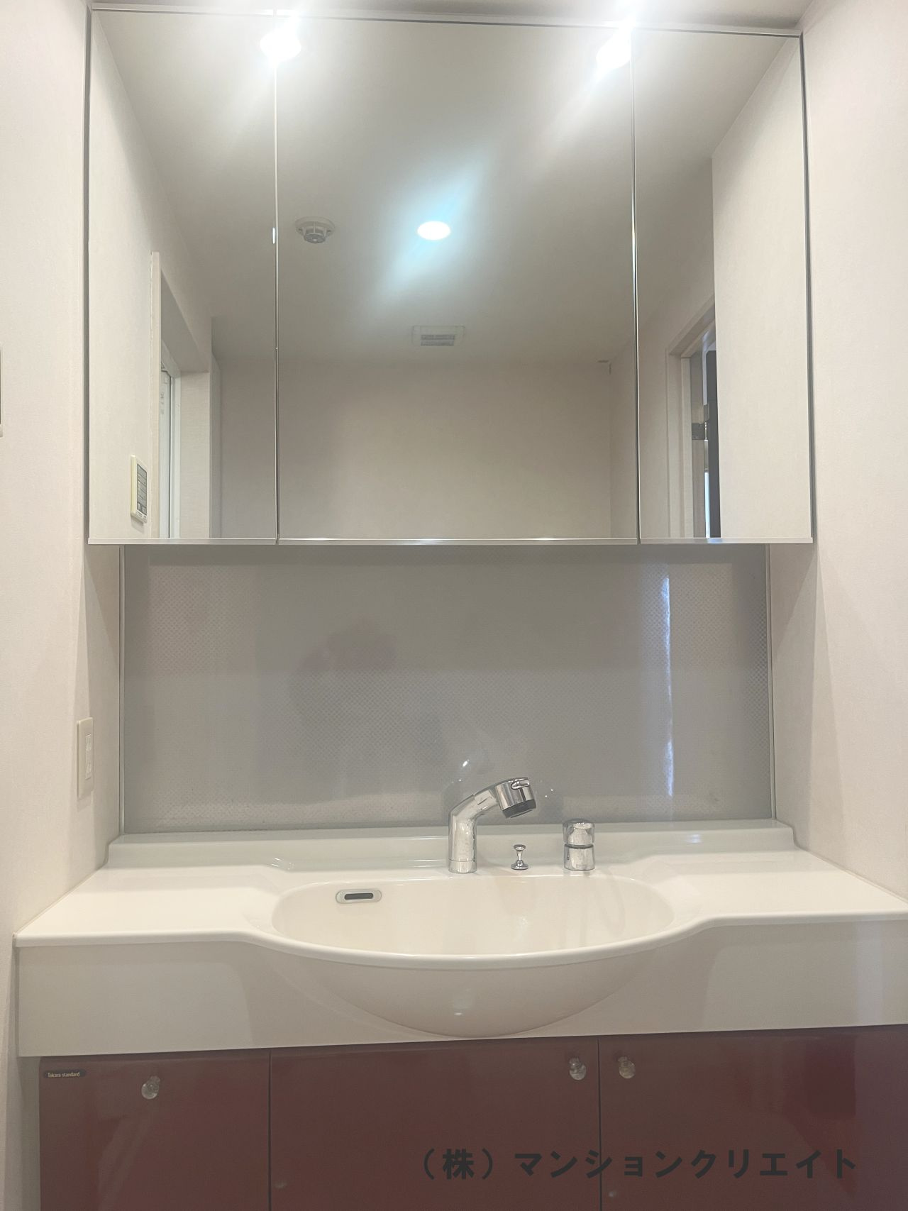 ブランシェ城東の独立洗面台|三面鏡付きの広いシステム洗面台です。