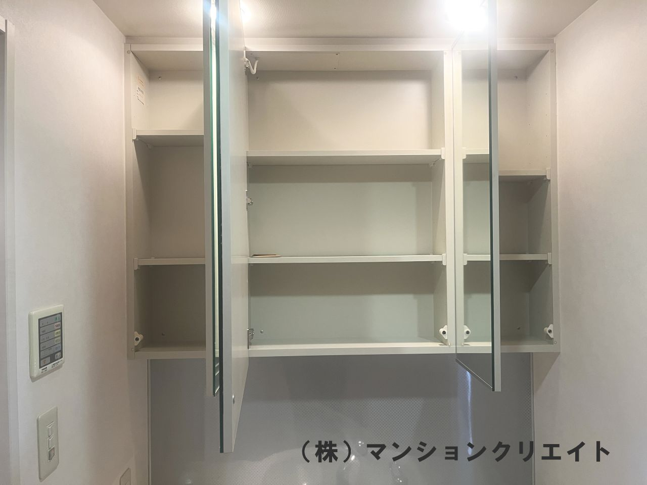 ブランシェ城東の収納|三面鏡の裏は収納です。