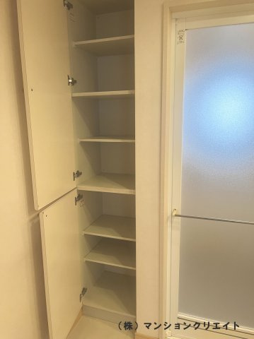 ブランシェ城東の収納|浴室扉横には作り付けの収納スペースがあります。
